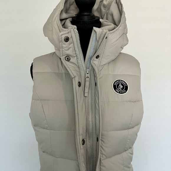 Abercrombie & Fitch Women’s Gray Hooded Puffer Vest - Picture 3 of 7